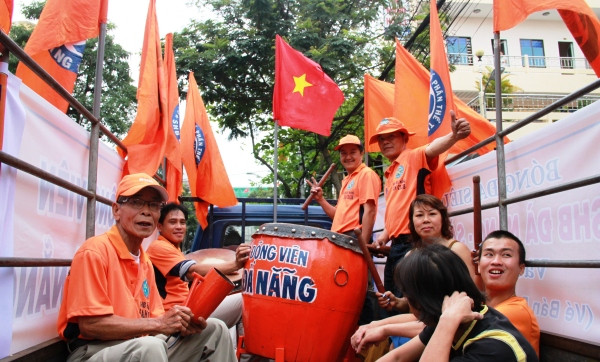 CĐV Đà Nẵng rực sắc màu cam và những màn trống sôi động