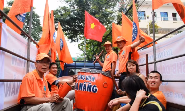 CĐV Đà Nẵng rực sắc màu cam và những màn trống sôi động