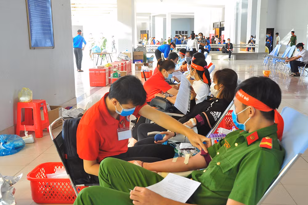 Hàng trăm bạn trẻ sôi nổi hiến máu tại trường ĐH An Giang ảnh 5