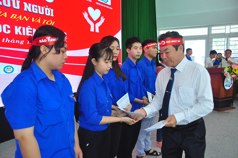 Chủ nhật Đỏ tiếp sức sinh viên nghèo vượt khó ảnh 2