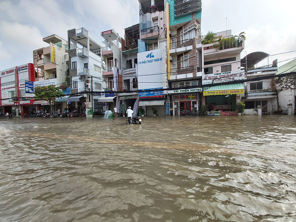 Dân miền Tây khổ sở vật lộn với triều cường ảnh 2