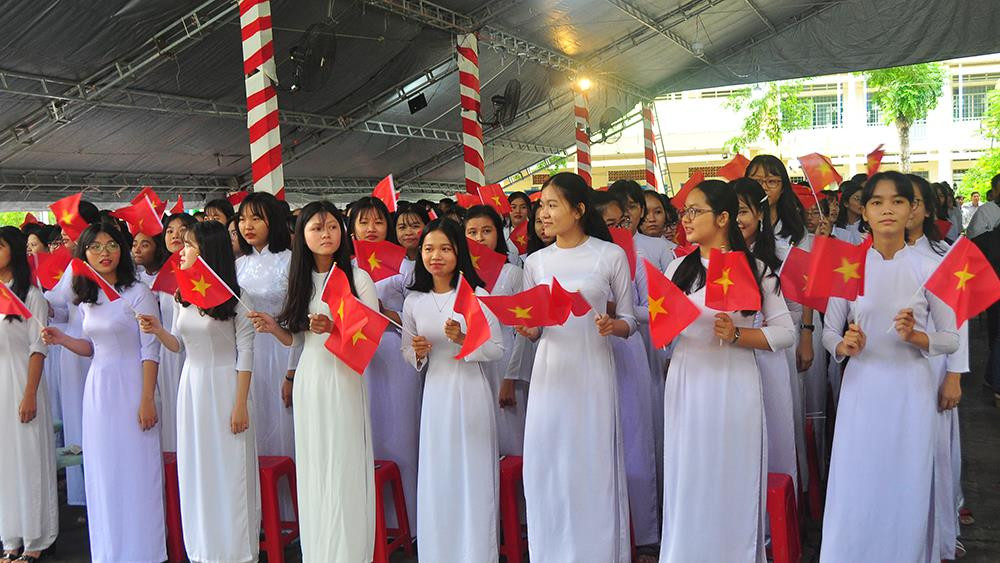 Chủ tịch Quốc hội đánh trống khai giảng năm học mới ở Đồng Tháp ảnh 2