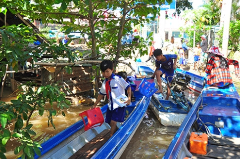 Học sinh băng sông trong mùa lũ tới trường khai giảng ảnh 5