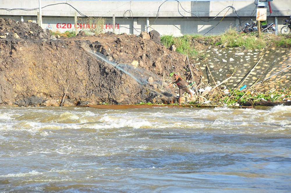 An Giang xả lũ đón phù sa từ thượng nguồn, dân hò reo phấn khởi ảnh 15