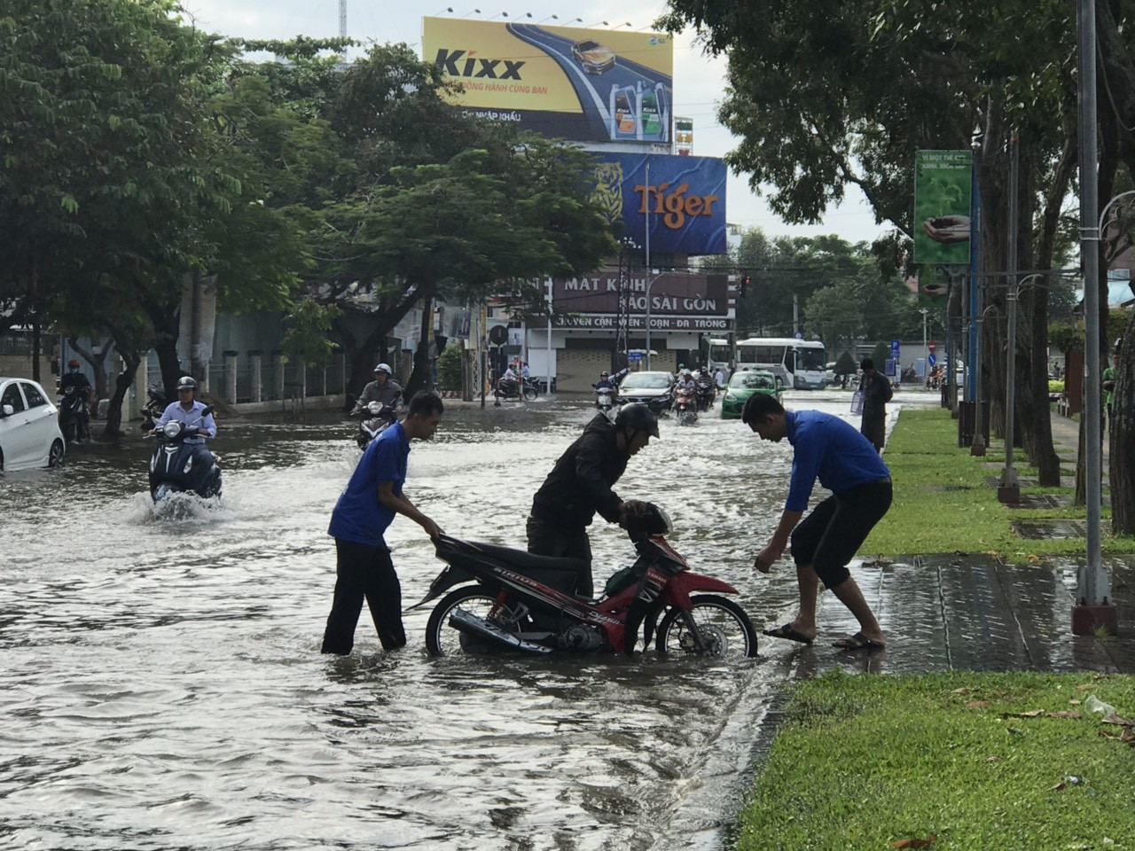Xúc động áo xanh Cần Thơ giúp dân vượt qua khó khăn trong biển nước ảnh 3