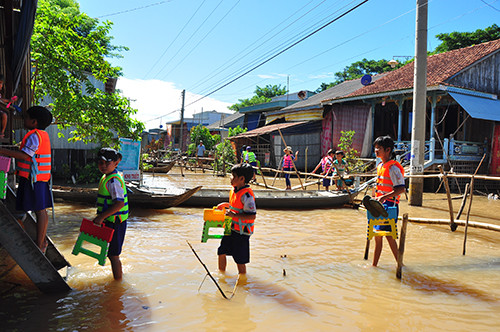 Học sinh băng sông trong mùa lũ tới trường khai giảng ảnh 11