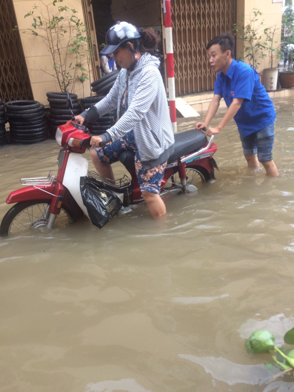 Xúc động áo xanh Cần Thơ giúp dân vượt qua khó khăn trong biển nước ảnh 8