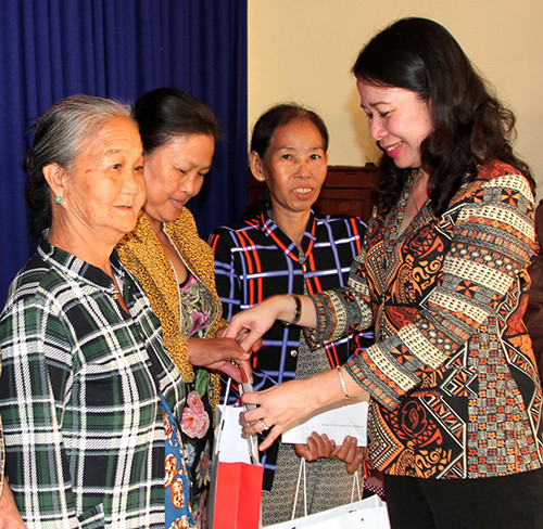 Chủ tịch Ủy ban Trung ương MTTQ Việt Nam tặng quà tết cho người nghèo ảnh 2