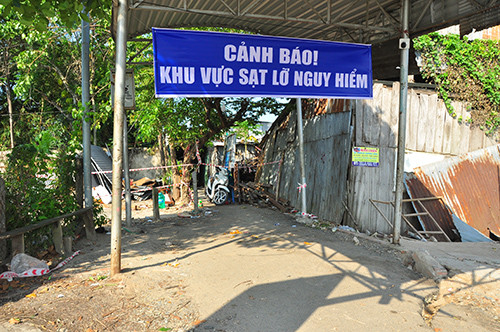 Hơn 50 người hỗ trợ dời nhà dân sau khi bờ sông Hậu sạt lở liên tiếp ảnh 3