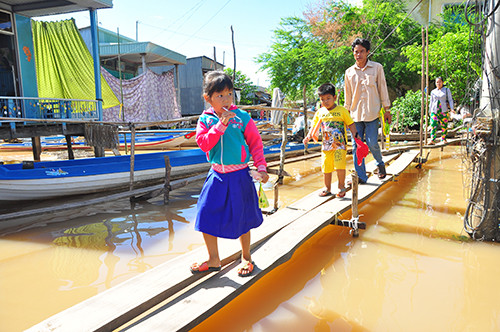 Học sinh băng sông trong mùa lũ tới trường khai giảng ảnh 9