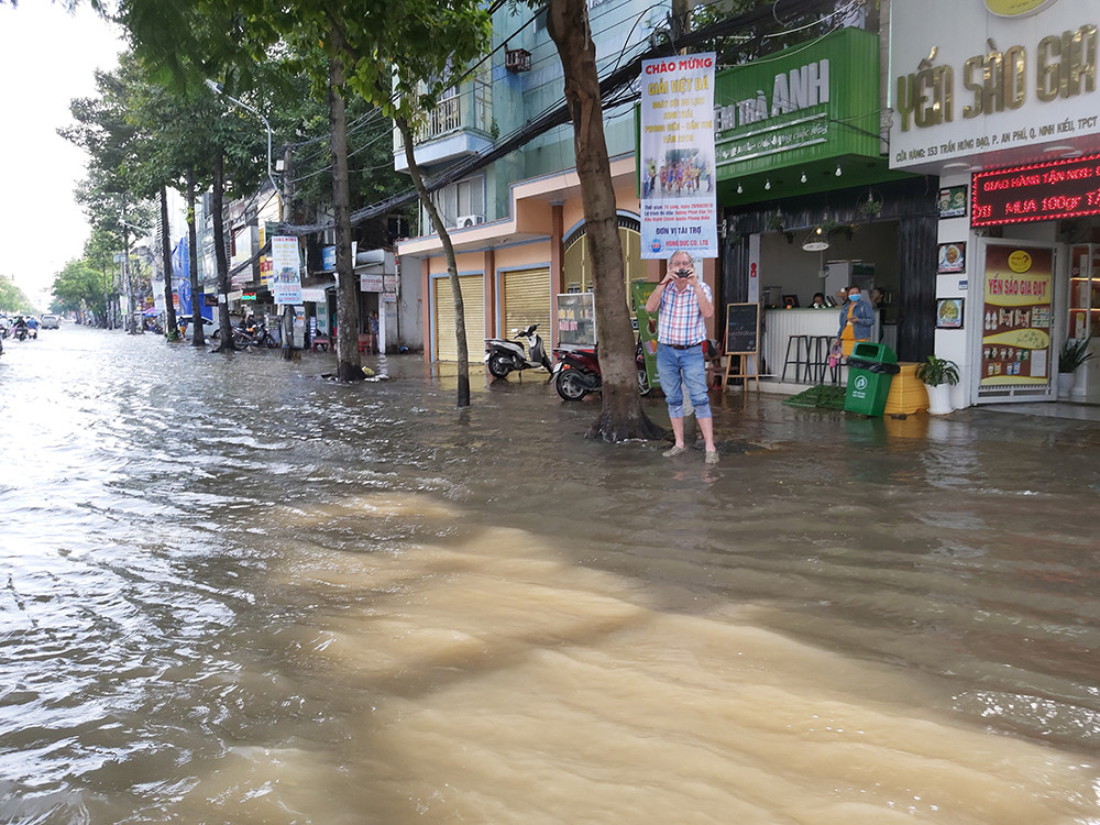 Dân miền Tây khổ sở vật lộn với triều cường ảnh 3