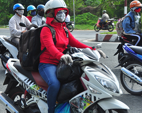 Người dân Miền Tây lỉnh kỉnh chở đồ về quê đón Tết ảnh 7