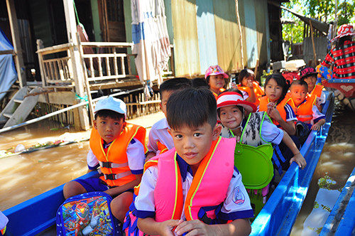 Học sinh băng sông trong mùa lũ tới trường khai giảng ảnh 2