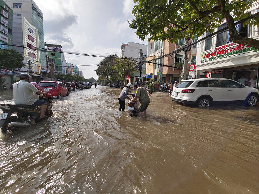Dân miền Tây khổ sở vật lộn với triều cường ảnh 6