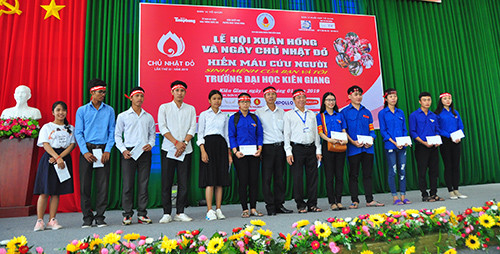 20 suất học bổng đến với sinh viên nghèo tại Chủ Nhật Đỏ Kiên Giang ảnh 2