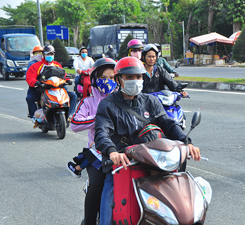 Người dân Miền Tây lỉnh kỉnh chở đồ về quê đón Tết ảnh 6