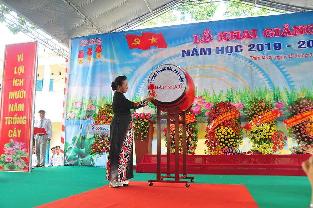 Chủ tịch Quốc hội đánh trống khai giảng năm học mới ở Đồng Tháp ảnh 6