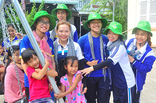 Sinh viên tình nguyện chia sẻ nhân ái với cộng đồng ảnh 5