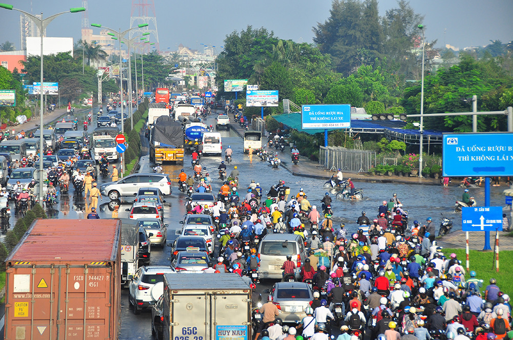 Dân miền Tây khổ sở vật lộn với triều cường ảnh 4