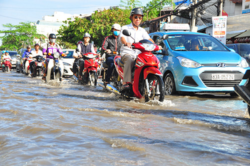 Đường biến thành sông, dân miền Tây 'bì bõm' đi lại ảnh 2