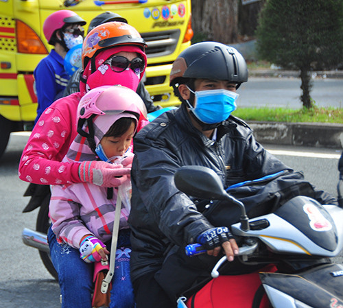 Người dân Miền Tây lỉnh kỉnh chở đồ về quê đón Tết ảnh 3