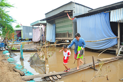 Học sinh băng sông trong mùa lũ tới trường khai giảng ảnh 12
