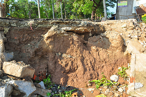 Hơn 50 người hỗ trợ dời nhà dân sau khi bờ sông Hậu sạt lở liên tiếp ảnh 5