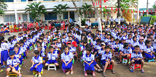 Học sinh băng sông trong mùa lũ tới trường khai giảng ảnh 7