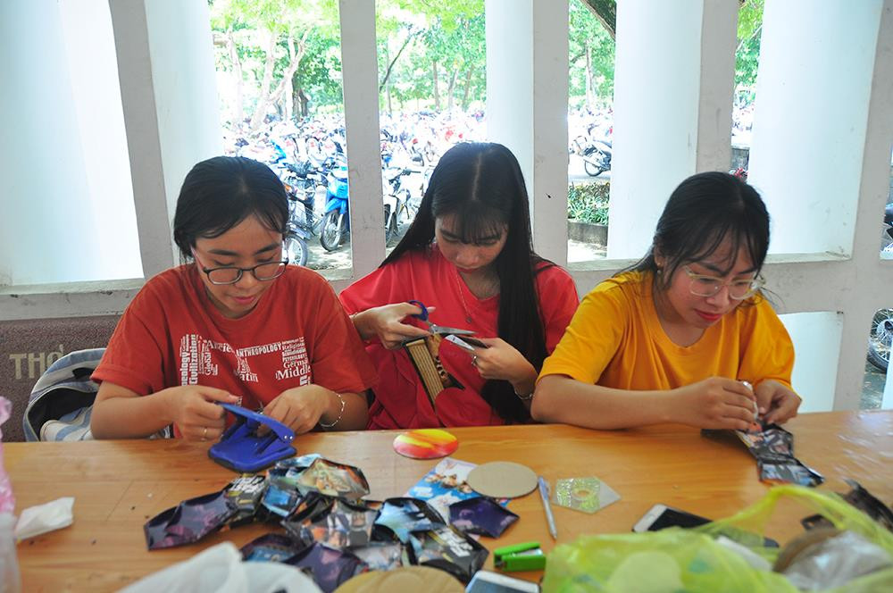 Sinh viên Cần Thơ làm lồng đèn tặng trẻ em vùng sâu vui Trung thu ảnh 7