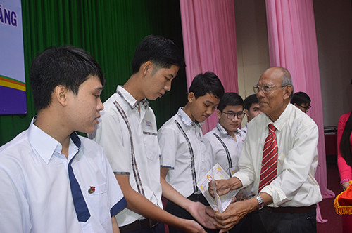 Trao học bổng cho 425 học sinh, sinh viên nghèo ảnh 2