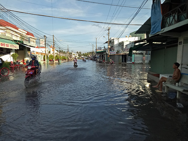 Đường biến thành sông, dân miền Tây 'bì bõm' đi lại ảnh 5