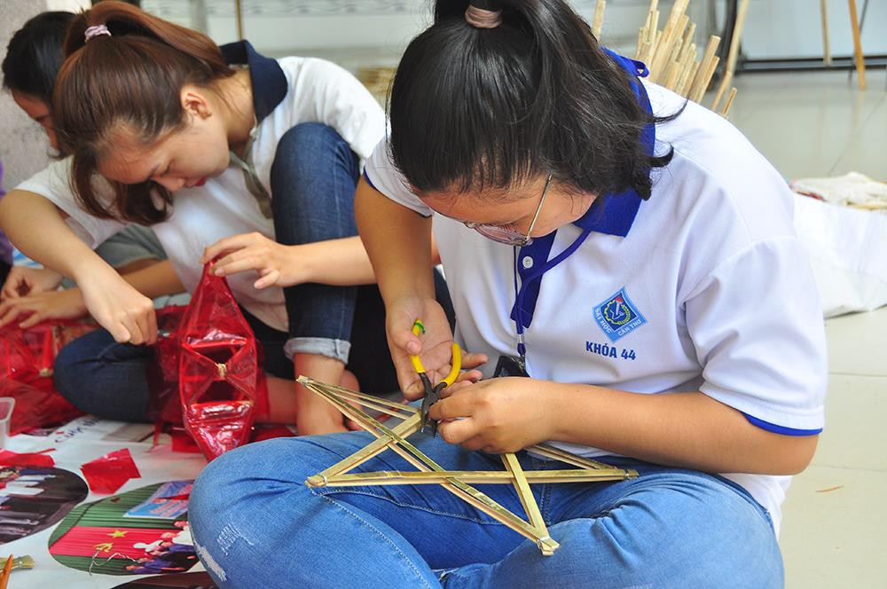 Sinh viên Cần Thơ làm lồng đèn tặng trẻ em vùng sâu vui Trung thu ảnh 4
