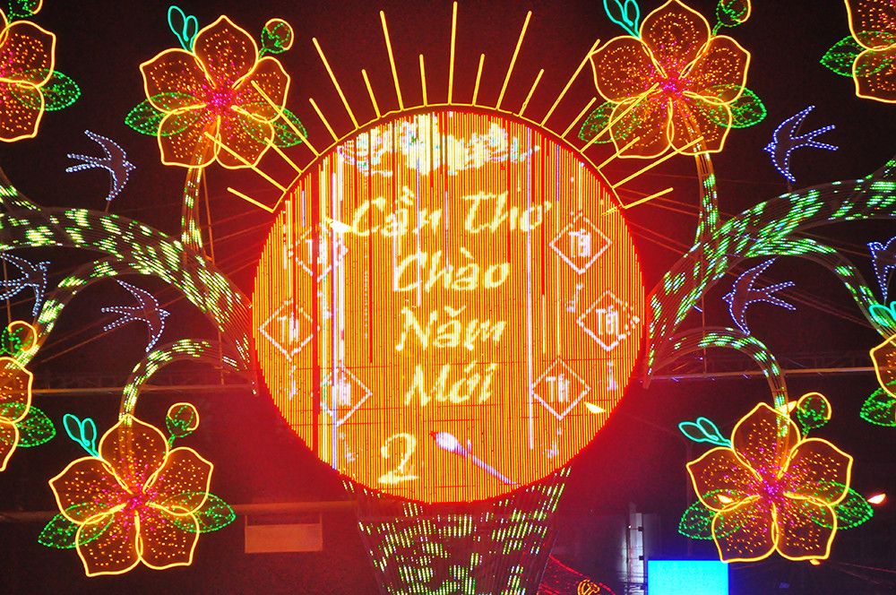 Pháo hoa rực sáng bầu trời, Việt Nam bước sang năm mới 2021 ảnh 87