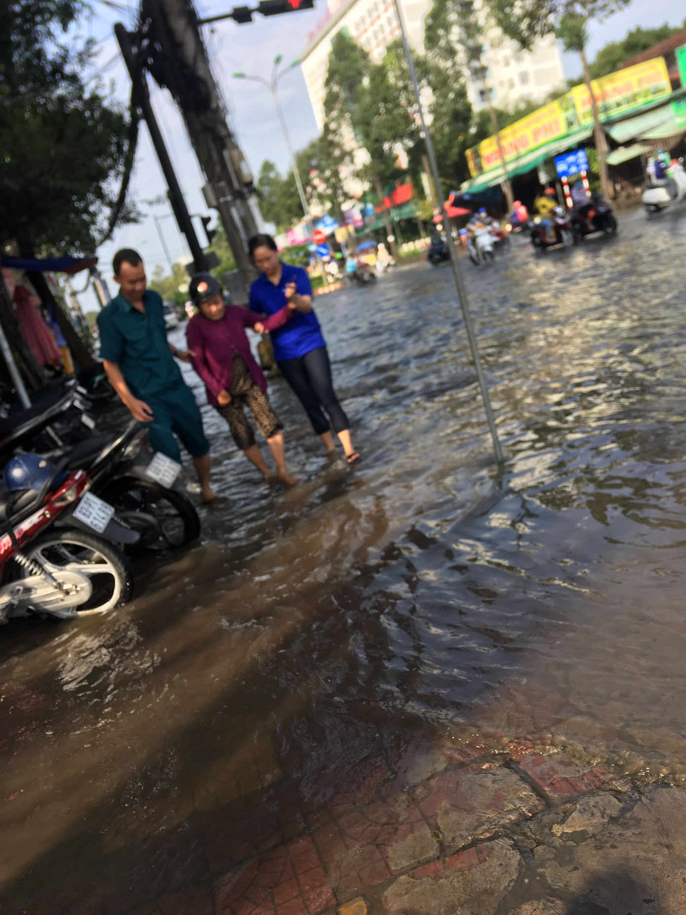 Xúc động áo xanh Cần Thơ giúp dân vượt qua khó khăn trong biển nước ảnh 4