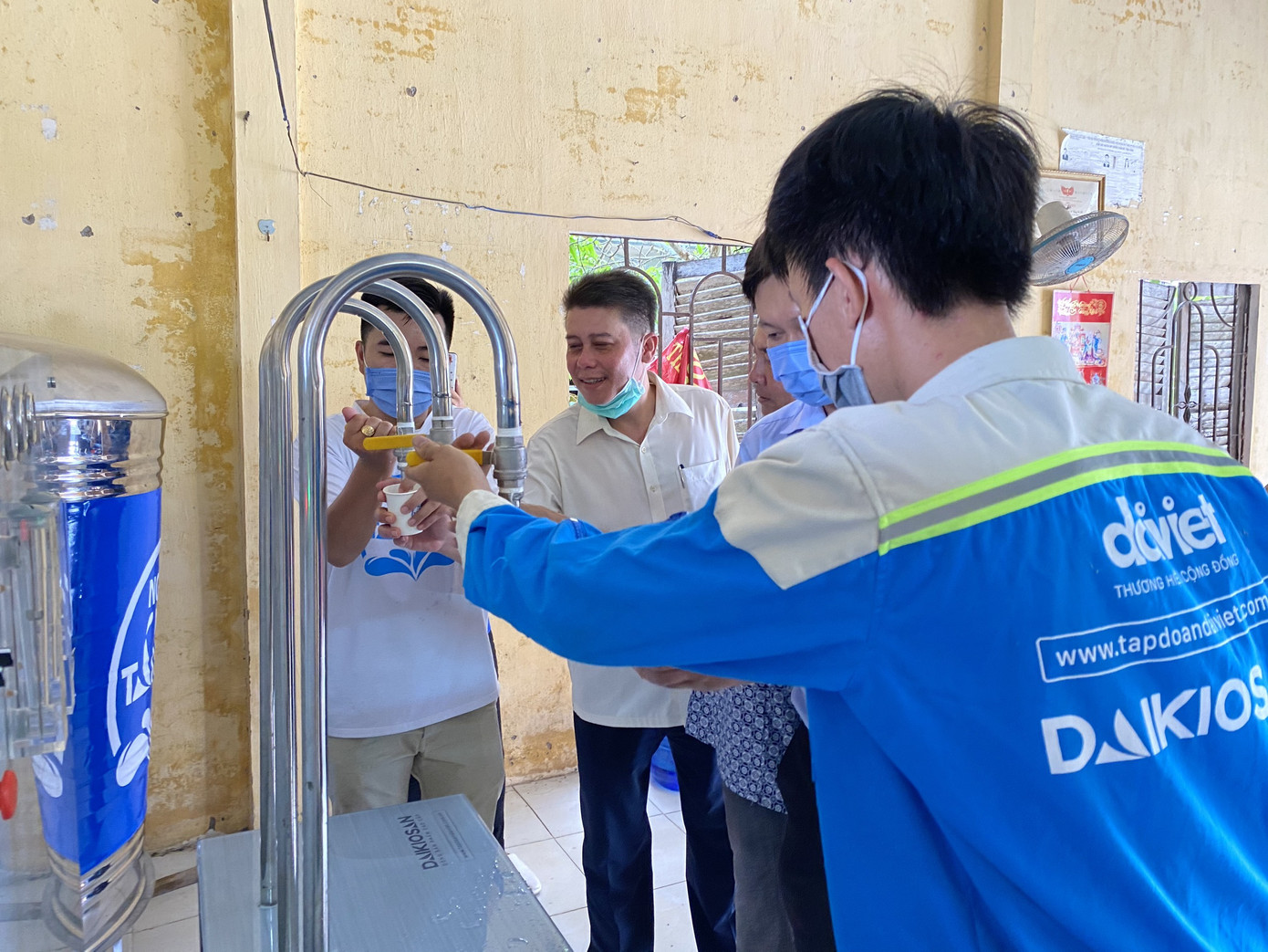 Hệ thống máy lọc nước nhiễm mặn đến với bà con Trà Vinh và Sóc Trăng ảnh 3