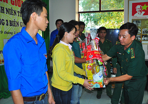 Trung ương Đoàn chúc tết chiến sỹ biên giới ảnh 4