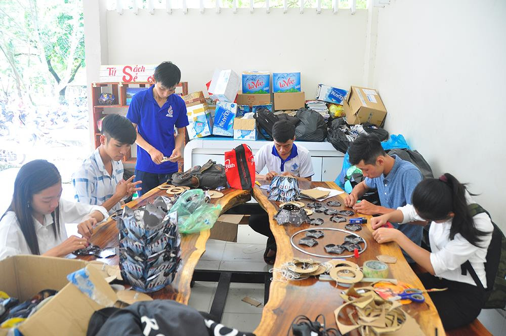 Sinh viên Cần Thơ làm lồng đèn tặng trẻ em vùng sâu vui Trung thu ảnh 5