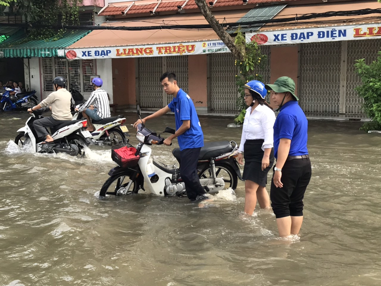 Xúc động áo xanh Cần Thơ giúp dân vượt qua khó khăn trong biển nước ảnh 2