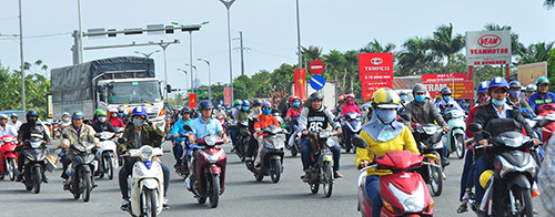 Người dân Miền Tây lỉnh kỉnh chở đồ về quê đón Tết ảnh 2