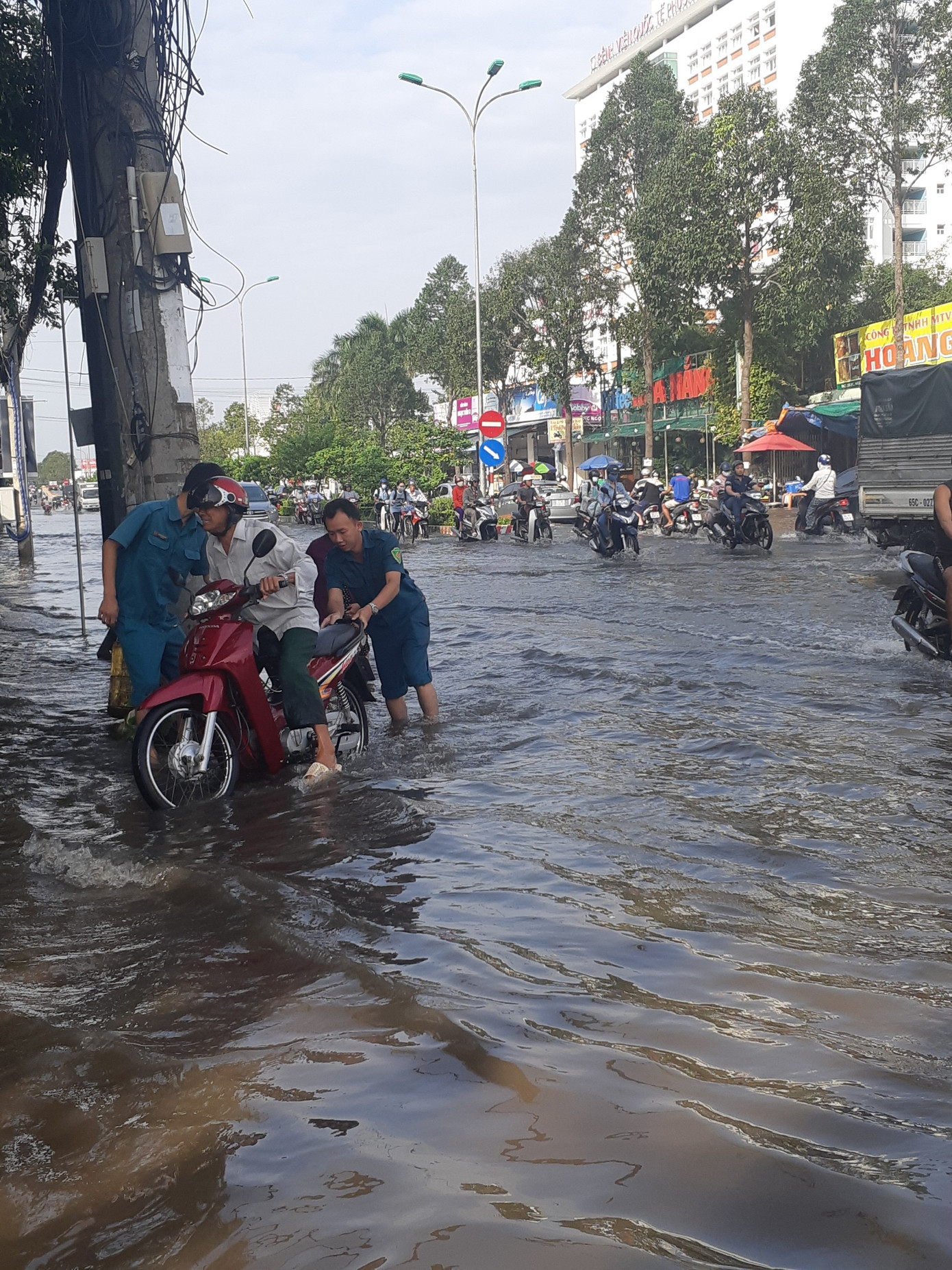 Xúc động áo xanh Cần Thơ giúp dân vượt qua khó khăn trong biển nước ảnh 6