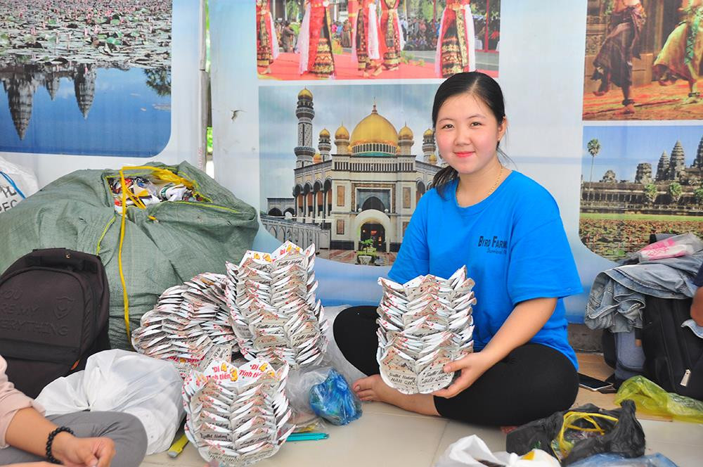 Sinh viên Cần Thơ làm lồng đèn tặng trẻ em vùng sâu vui Trung thu ảnh 8