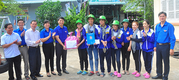 Sinh viên tình nguyện chia sẻ nhân ái với cộng đồng ảnh 3