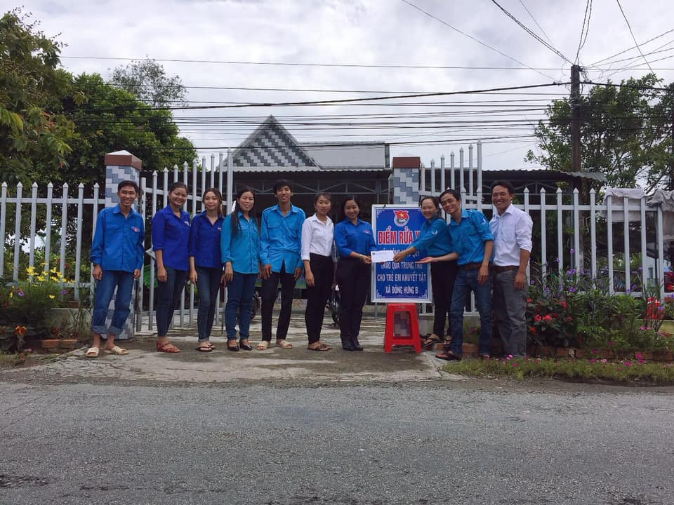 Đoàn viên thanh niên rửa xe gây quỹ tặng quà trung thu cho trẻ em khuyết tật ảnh 5