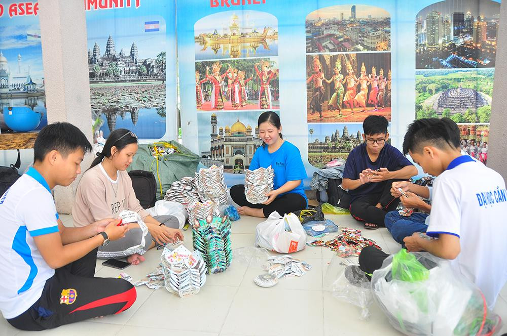 Sinh viên Cần Thơ làm lồng đèn tặng trẻ em vùng sâu vui Trung thu ảnh 9