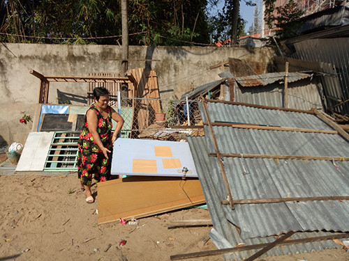 Hơn 50 người hỗ trợ dời nhà dân sau khi bờ sông Hậu sạt lở liên tiếp ảnh 4