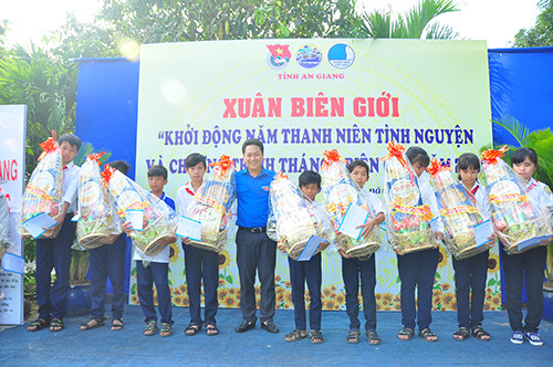 An Giang khởi động Năm tình nguyện quốc gia ảnh 2