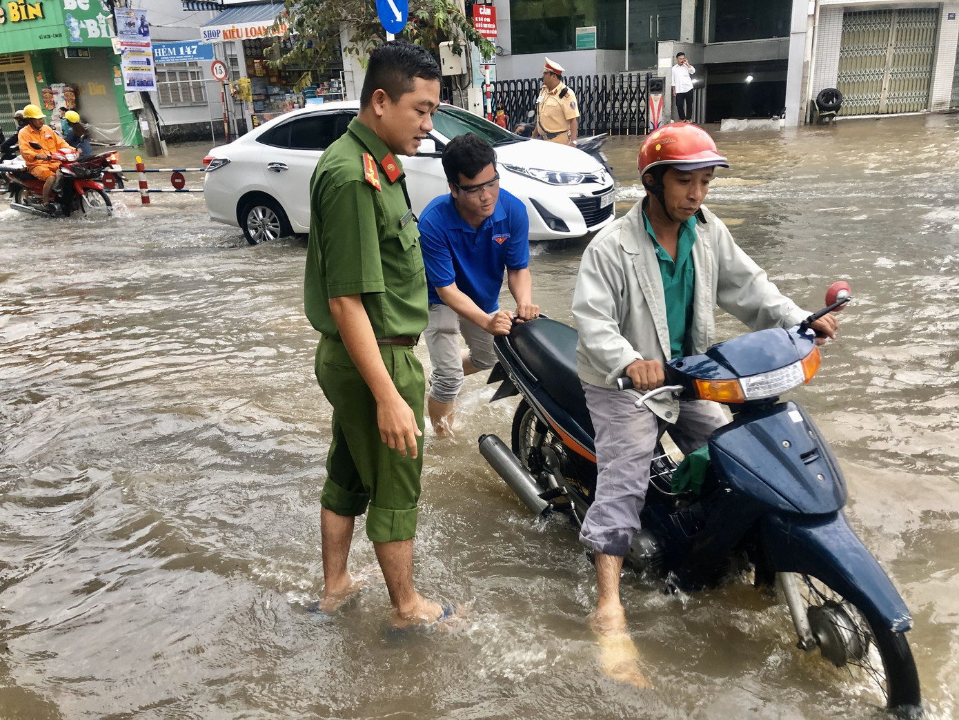 Xúc động áo xanh Cần Thơ giúp dân vượt qua khó khăn trong biển nước ảnh 5