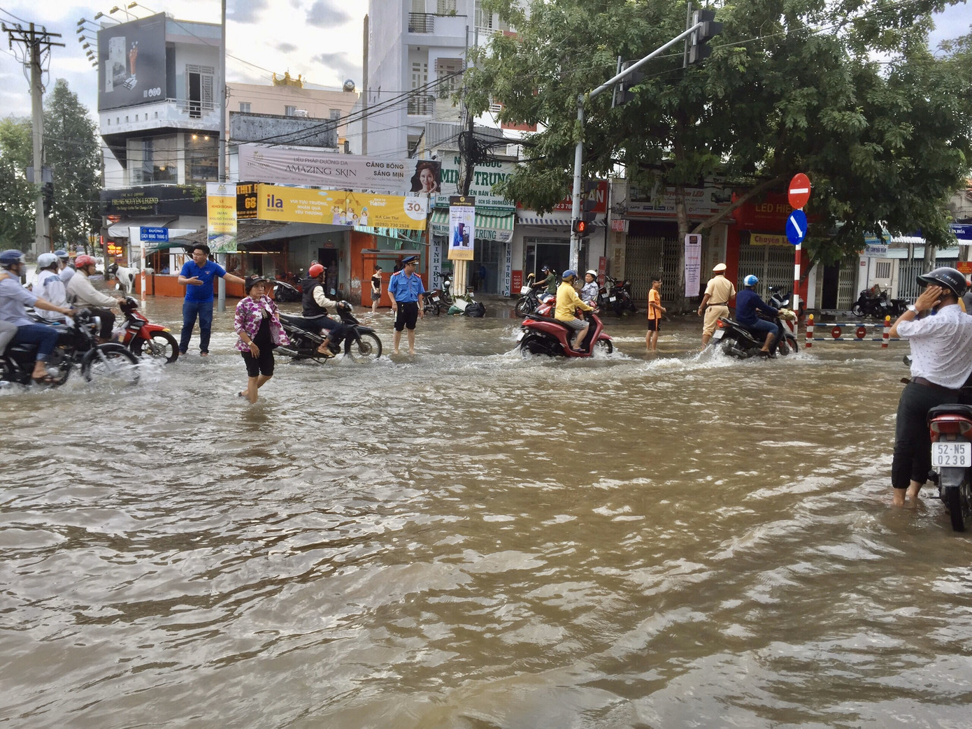 Xúc động áo xanh Cần Thơ giúp dân vượt qua khó khăn trong biển nước ảnh 7