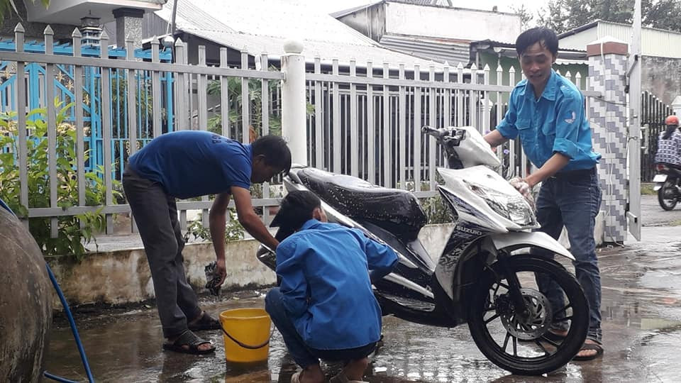 Đoàn viên thanh niên rửa xe gây quỹ tặng quà trung thu cho trẻ em khuyết tật ảnh 3
