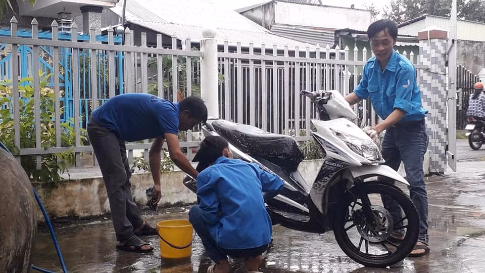 Đoàn viên thanh niên rửa xe gây quỹ tặng quà trung thu cho trẻ em khuyết tật ảnh 3